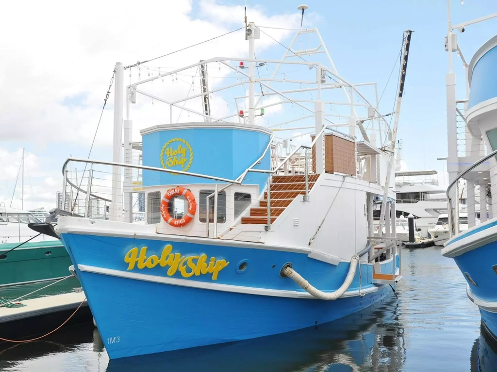 A blue trawler transformed into a bar and restaurant