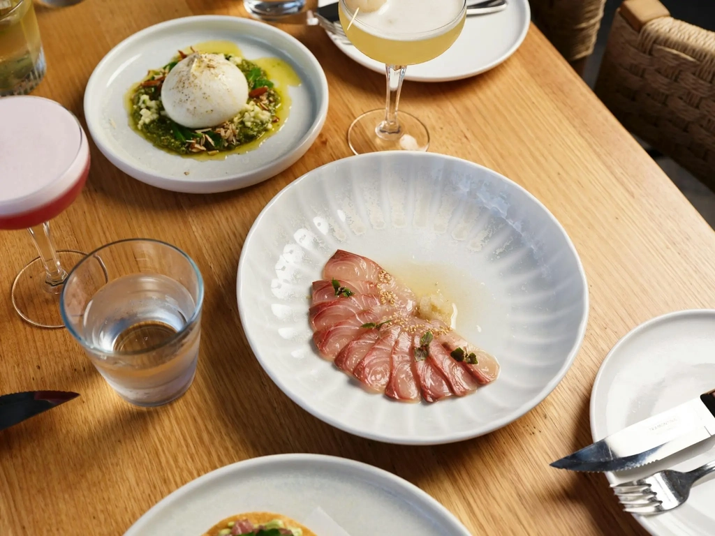 Hurricane's Surfers Paradise - Kingfish & Burrata plated beautifully on a wooden crafted table