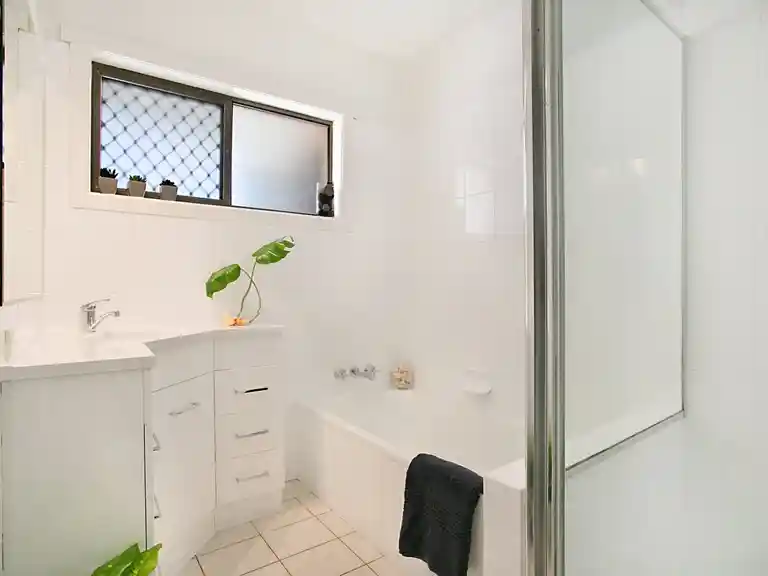 Petrel By The Sea - Nobby's Beach - Bathroom 1