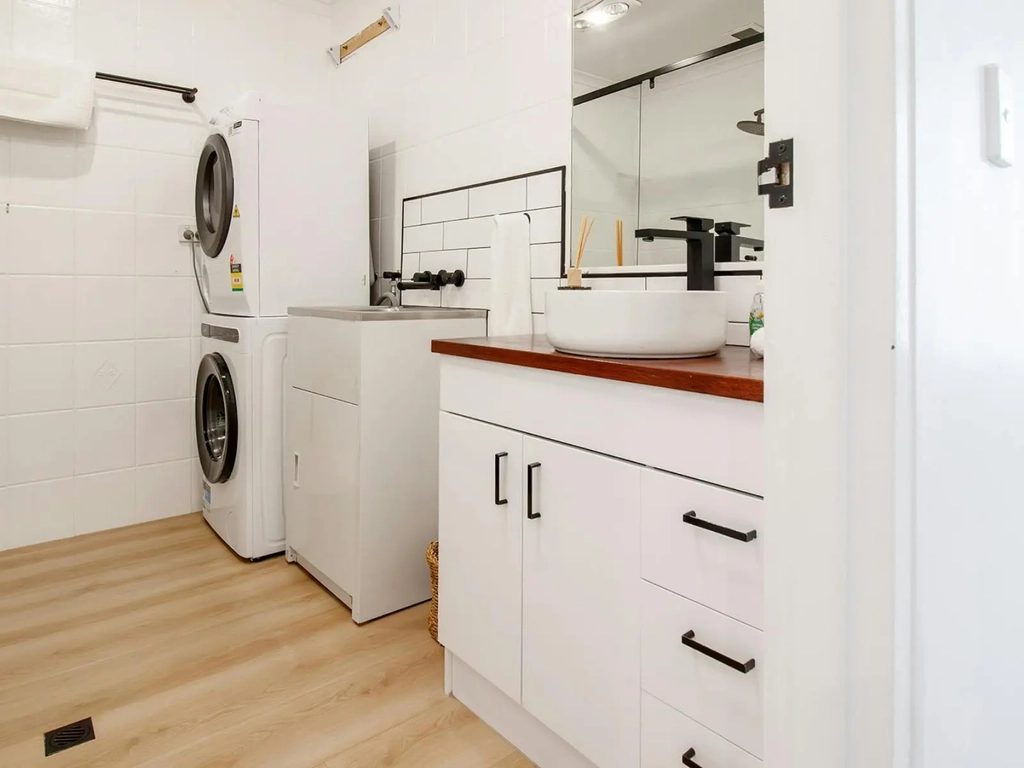 3 Bedroom unit in Surfers Paradise - laundry facilities