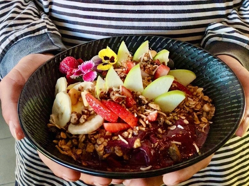 Acai blended, topped with toasted muesli, fresh fruit, berries & house made Paleo granola