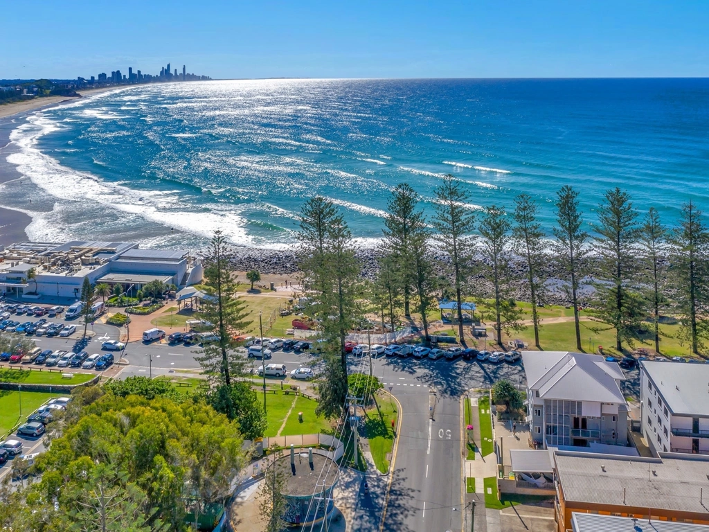 Bujerum Apartments & Burleigh Beach