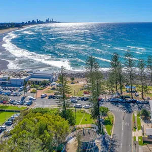 Bujerum Apartments & Burleigh Beach