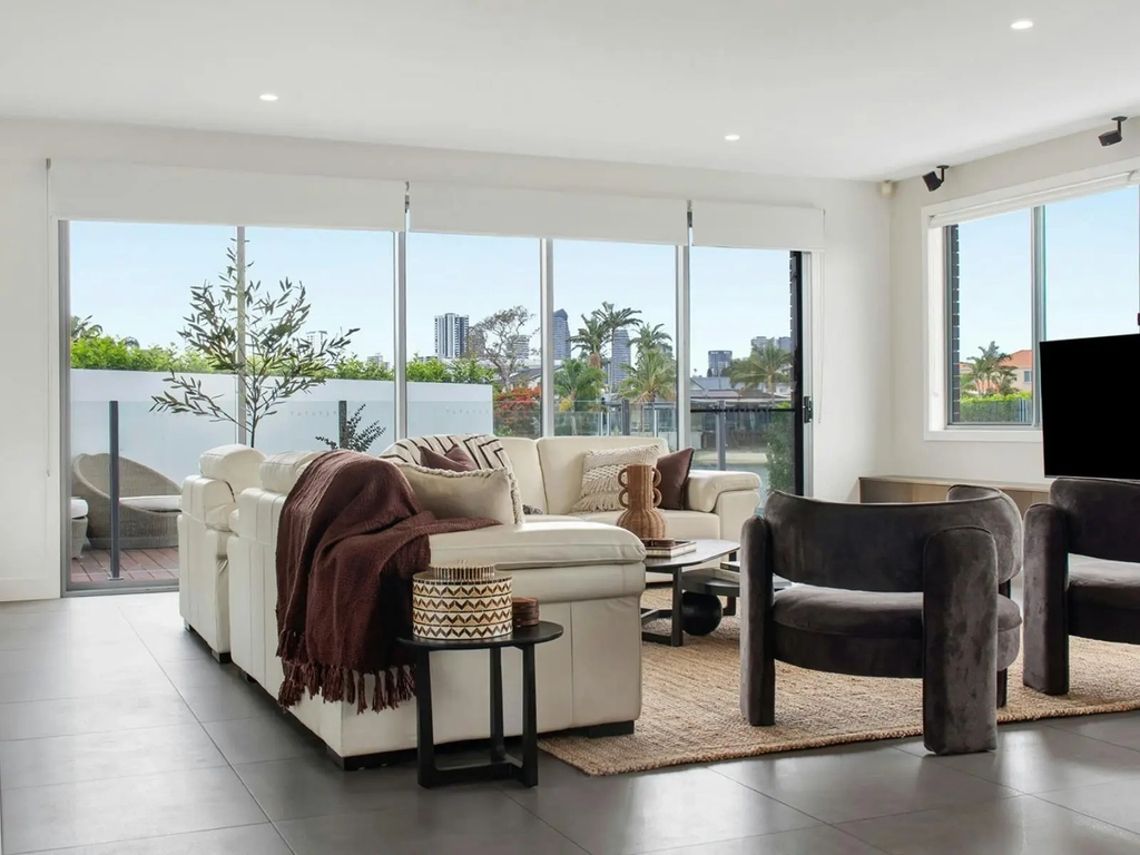 Five Bedroom home in Broadbeach - Lounge