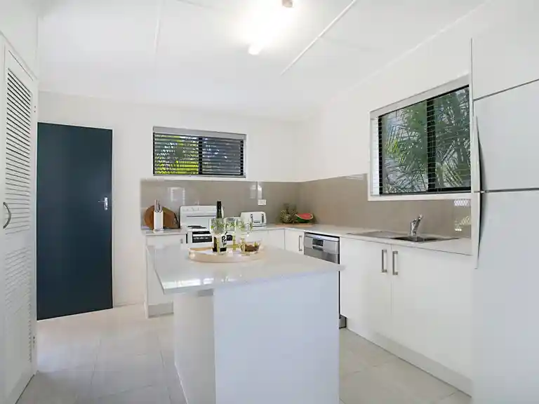 Petrel By The Sea - Nobby's Beach - Kitchen
