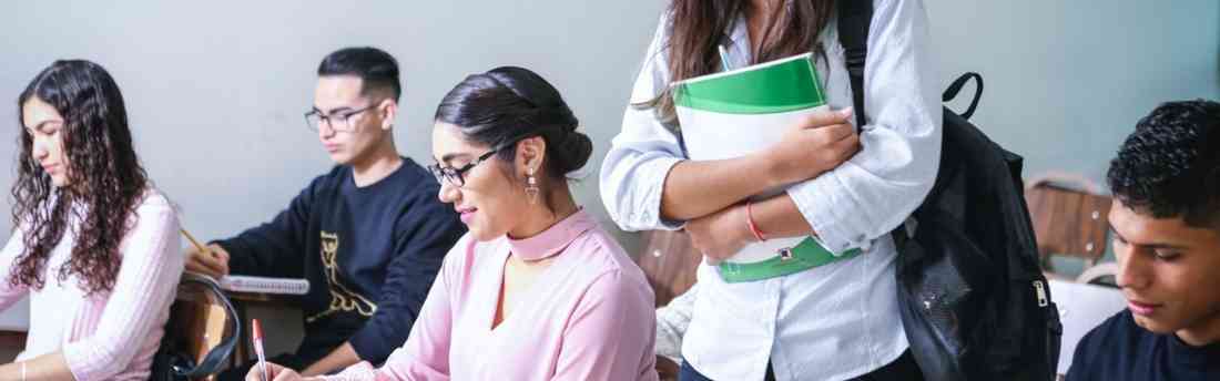 Students in class room - Desktop banner