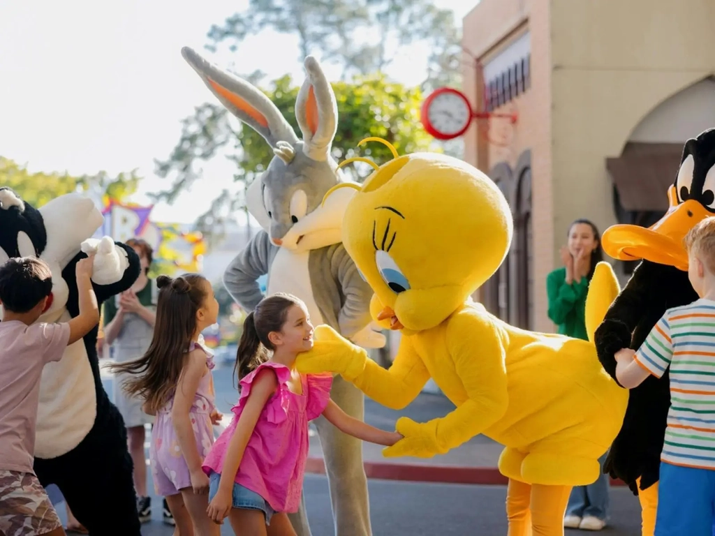Warner Bros. Movie World - Looney Tunes Dance party
