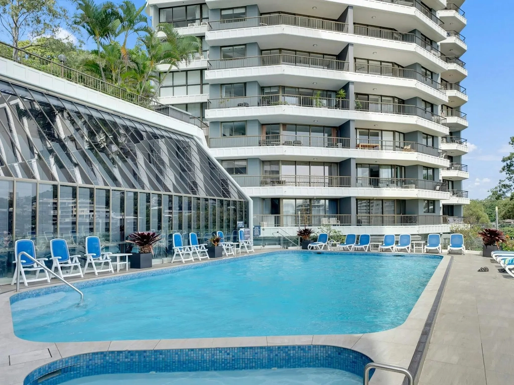 2 bedroom unit in Burleigh - Shared pool