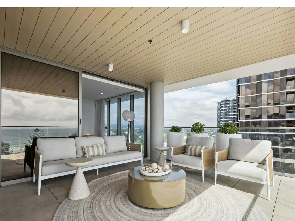 3 Bedroom unit in Burleigh - Outdoor seating on the balcony